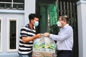 TP.HCM sẽ hỗ trợ chỗ ở, lương thực, tiền mặt cho người dân có hoàn cảnh khó khăn