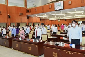 Đại biểu HĐND TP.HCM dành 1 phút mặc niệm cho bệnh nhân tử vong vì COVID-19