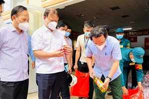 Bí thư Nguyễn Văn Nên kiểm tra phòng dịch ở huyện Bình Chánh