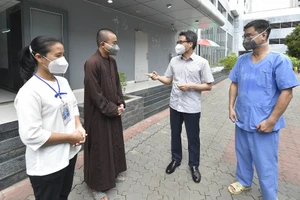 Phó Thủ tướng thăm bệnh viện có 50 tình nguyện viên tôn giáo ở TP.HCM