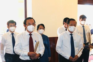 Lãnh đạo TP.HCM dâng hương tưởng niệm Chủ tịch Hồ Chí Minh