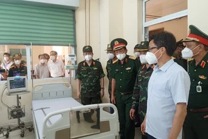 Phó thủ tướng dự lễ khai trương BV dã chiến, điểm tập kết thực phẩm