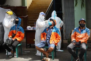 Xử lý 2 đơn vị ở TP.HCM thu phí xét nghiệm của shipper