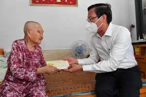 Chủ tịch TP.HCM chúc Tết lực lượng tuyến đầu chống dịch, hộ nghèo