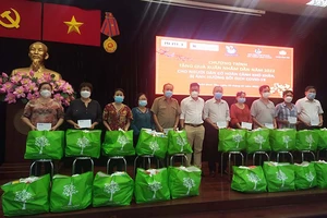 Pháp Luật TP.HCM trao quà cho người dân khó khăn, bị ảnh hưởng COVID-19