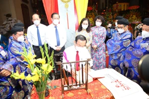 Lãnh đạo TP.HCM dự lễ Khai hạ - Cầu an tại lăng Ông Bà Chiểu