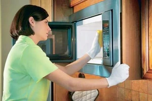 Cách khử mùi trong lò vi sóng