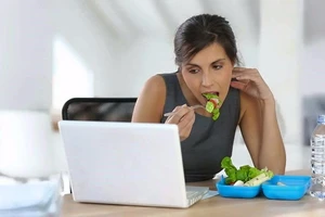 Sai lầm khi ăn trưa, bạn cần tránh