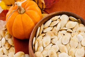 Những lý do để bạn nên ăn hạt bí đỏ ngày Tết