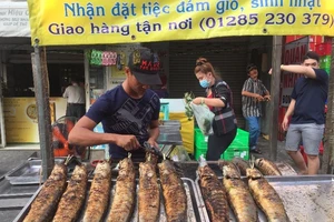 Cận cảnh: Tôm, cá, heo... cháy hàng ngày vía Thần Tài