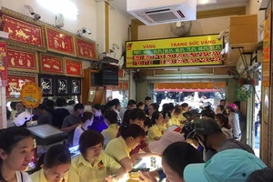 Gần cuối ngày, nhiều người vẫn đổ xô mua vàng Thần tài 