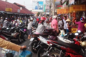 Xếp hàng mua thịt heo quay ngày vía Thần tài