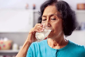 Người lớn khỏe mạnh có cần uống sữa?
