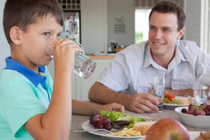 Vừa ăn cơm vừa uống nước, có nên tiếp tục?