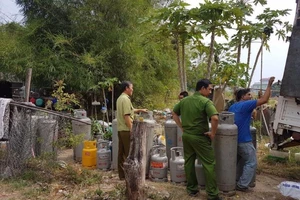 Sang chiết gas lậu trong bãi đất trống ở Bình Dương