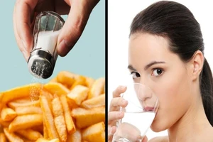 7 dấu hiệu bạn ăn quá nhiều muối
