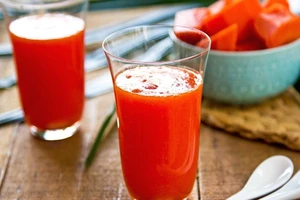 Không nên cho trẻ uống nước ép trái cây vào buổi sáng