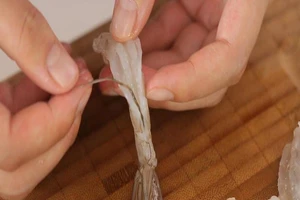 Có nên lấy đường chỉ màu đen trên lưng tôm hay không?