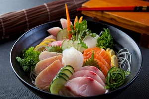 Ăn sushi thịt gà sống người đàn ông suýt bị mù vì giun đũa