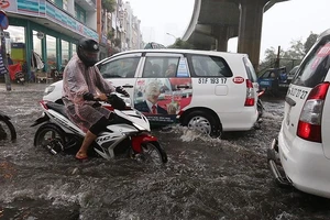 Xe công nghệ trốn khách do lũ, xe truyền thống 'chặt chém'