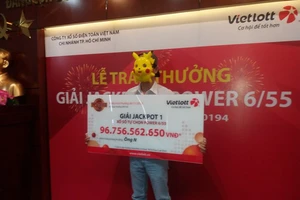 Vietlott công khai trao thưởng giải độc đắc nhưng nhiều người vẫn hoài nghi về các giải thưởng này vì hầu hết người nhận thưởng xuất hiện với hình thức đeo mặt nạ, không cung cấp danh tính, địa chỉ cụ thể…