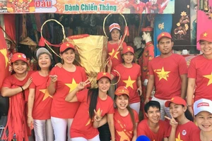 Áo, trống, kèn... bán đắt như tôm tươi trước trận chung kết