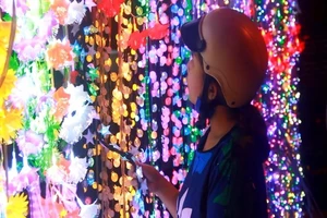 Chợ đồ Giáng sinh lớn nhất TP.HCM nhộn nhịp suốt đêm 