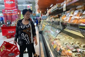 Bánh hình ông già Noel hút người mua dịp Giáng sinh