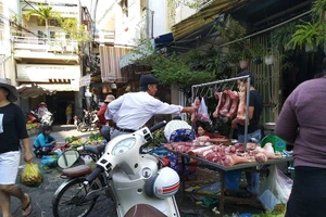 Chưa Tết, giá một loạt mặt hàng đã 'nhảy múa'