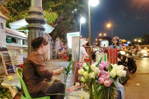 Hoa sen, chim phóng sinh... tăng giá mạnh dịp Rằm tháng giêng