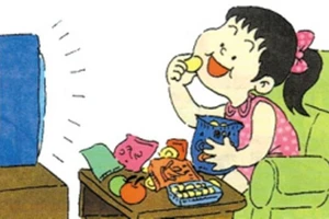Thực hư thông tin vừa ăn vừa xem ti vi hại dạ dày