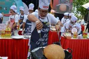 Hàng chục nam nhân trổ tài nấu ăn tại sự kiện ẩm thực