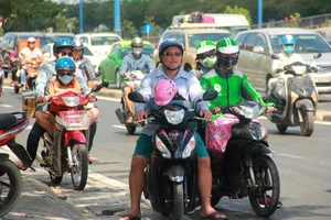 Người dân TP.HCM thành... ninja dưới trời nắng nóng