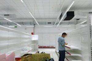 Kệ hàng trống trơn, Auchan dọn dẹp để trả mặt bằng