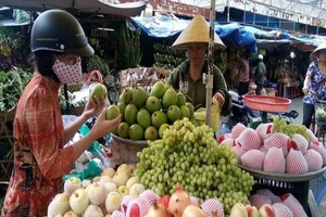 Trái cây bảo quản bằng hóa chất, làm sao để tránh mua phải?