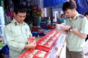 Đồ chơi trẻ em, bánh Trung thu giá rẻ... bị vào 'tầm ngắm'