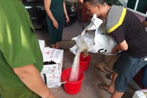 Bắt 1 tấn bột bánh làm trung thu, hơn 3000 bánh ngọt nhập lậu