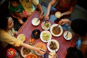 Lây nhiễm bệnh chỉ vì... đôi đũa