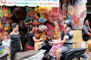 Lồng đèn truyền thống vẫn đủ sức cạnh tranh với đèn điện tử