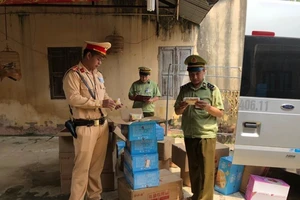 Nhập lậu bánh dăm bông Trung Quốc để bán trước cổng trường học