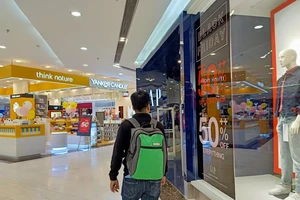 Vì sao giảm giá 'sập sàn' người mua vẫn thờ ơ?