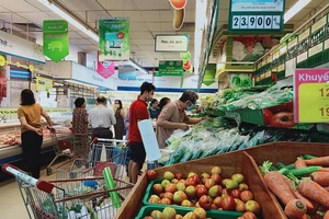 Rau xanh, hoa quả... bán chạy tại các siêu thị