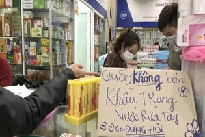 Nhà thuốc đồng loạt gỡ biển 'không bán khẩu trang, miễn hỏi'