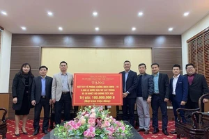 Vietlott tặng vật tư y tế phòng dịch COVID-19 cho Vĩnh Phúc