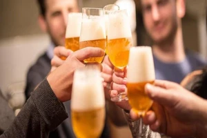 Uống rượu, bia không có khả năng chống COVID-19