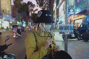 'Sốt' mũ có kính bảo hộ phòng dịch COVID-19
