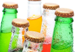 Vì sao uống bia, nước ngọt chỉ làm cơ thể thêm thiếu nước?