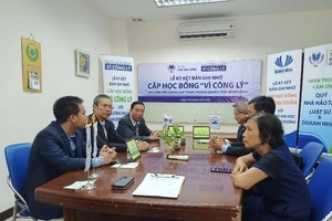 CLB Doanh nhân Khánh Hòa - Sài Gòn trao học bổng cho sinh viên