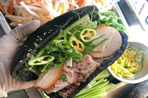 Bánh mì 'bóng đêm' gây sốt ở Sài Gòn có gì đặc biệt?