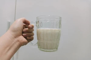 Sữa ít đường hay sữa có đường loại nào tốt cho sức khỏe hơn?